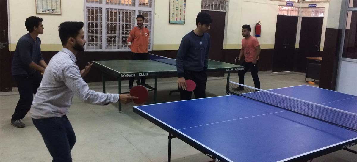 colage12 Students playing table tennis